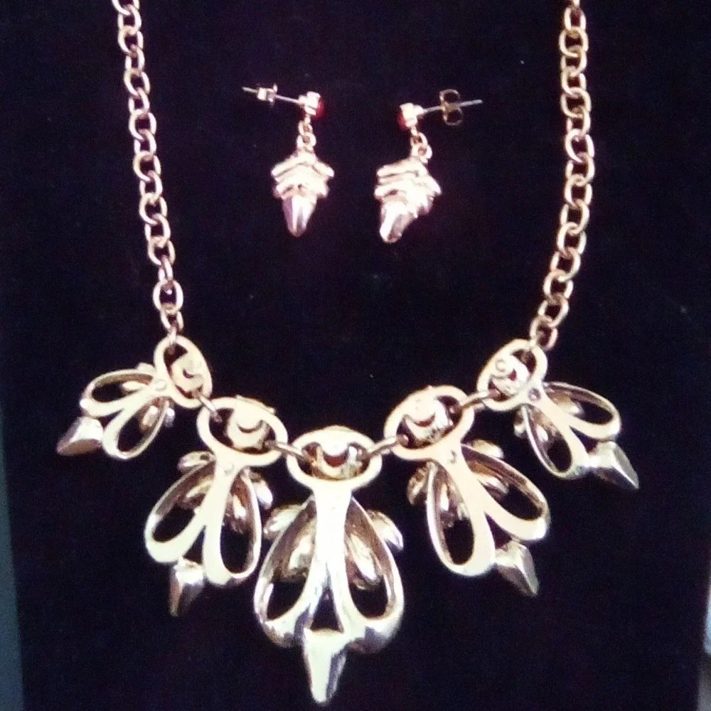 Red White Blue Statement Bib Necklace‎ and Earrings Set Gold Tone Floral Design